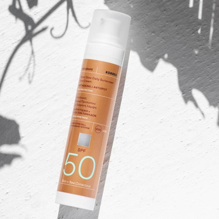 Korres rozświetlający krem ochronny do twarzy RED GRAPE Sheer Glow Daily Sunscreen Face Cream SPF50