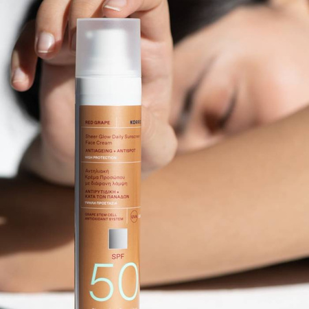 Korres rozświetlający krem ochronny do twarzy RED GRAPE Sheer Glow Daily Sunscreen Face Cream SPF50