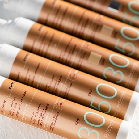 Korres koloryzujący krem ochronny do twarzy RED GRAPE Tinted Daily Sunscreen Face Cream SPF50